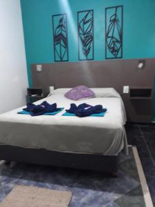 - une chambre avec un lit et 2 peignoirs dans l'établissement Pillanhuasi alquiler por dia, à Villa Unión