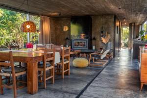 comedor con mesa, sillas y chimenea en Casa Lobo, en La Pedrera