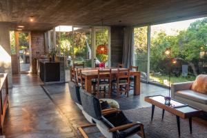 ein Wohnzimmer mit einem Holztisch und einem Esszimmer in der Unterkunft Casa Lobo in La Pedrera