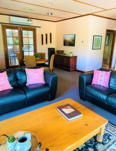 ein Wohnzimmer mit 2 Sofas und einem Couchtisch in der Unterkunft Rustic on 13th in Gawler