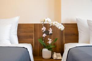 Postel nebo postele na pokoji v ubytování Avenis Hotel