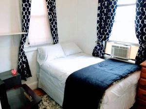 a small bedroom with a bed and a window at Cozy Apartment Easy Transportation 2 New York City in West New York