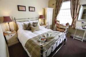 Voodi või voodid majutusasutuse Longlands Inn & Cottages toas