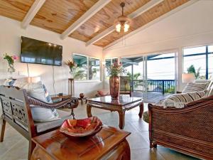 un soggiorno con divano e tavolo di Hawaiian Paradise a Keaau