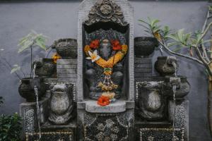 eine Statue eines Elefanten mit Blumen darauf in der Unterkunft Nerima Hut Lembongan in Nusa Lembongan