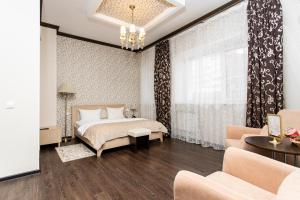 um quarto com uma cama e uma grande janela em Hotel 7 Dorog em Irkutsk