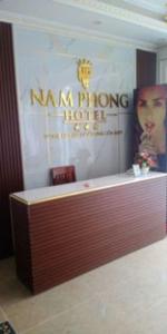 ein Schild für ein Nana-Phong-Hotel an einer Wand in der Unterkunft Nam Phong Hotel in Phú Nặng