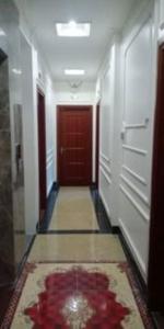 un corridoio con una porta rossa e un tappeto di Nam Phong Hotel a Phú Nặng