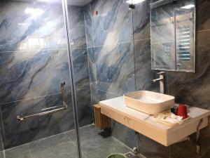 a bathroom with a sink and a shower at Nam Phong Hotel in Phú Nặng