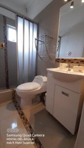 Koupelna v ubytování Hostal del Aguila