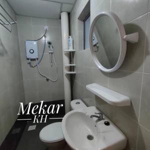 a bathroom with a sink and a mirror and a toilet at Mekar KH Homestay (Muslim) @ Brinchang in Brinchang