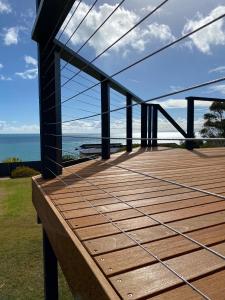 una terraza de madera con vistas al océano en Ocean Blue KI. Absolute ocean front, free WiFi, en Penneshaw
