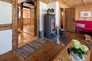 uma sala de estar com piso em madeira e uma lareira em Historisches Gerberhaus em Alpirsbach