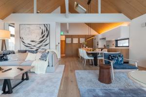 uma sala de estar com um sofá e uma mesa em Koa Niseko em Niseko