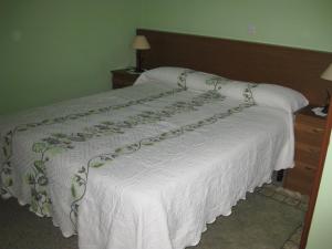 เตียงในห้องที่ Hostal el Duje