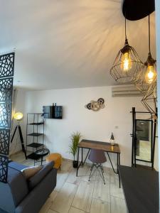 a living room with a table and a couch at Saint-Étienne Bellevue Confort 2 in Saint-Étienne