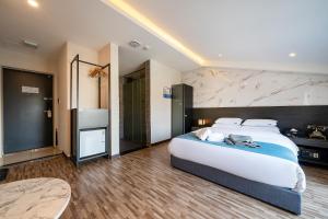 Un pat sau paturi într-o cameră la Suwon Dono1796 Hotel