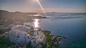 eine Luftansicht eines Resorts in der Nähe des Wassers in der Unterkunft Aparthotel Ponent Mar in Palmanova