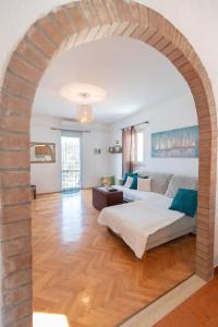 an archway in a living room with a bed at Country Home Matkovic - Duba in Čilipi