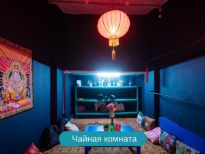 モスクワにあるSkazka Asia Design Hotel in Izmailovo Kremlinの青い部屋(テーブル、ランプ付)