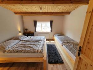 מיטה או מיטות בחדר ב-Roubenka Jelen.ka