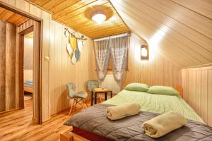 een slaapkamer met een bed in een kleine kamer bij Ostoja Bieszczady in Lutowiska