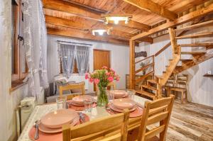 卢托维斯卡Ostoja Bieszczady的一间有桌椅和楼梯的餐厅