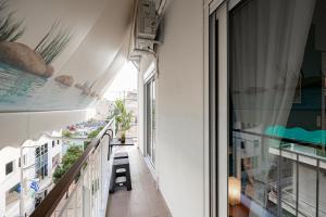 Apartament z balkonem z widokiem na basen w obiekcie Aphrodite Apartment w Atenach