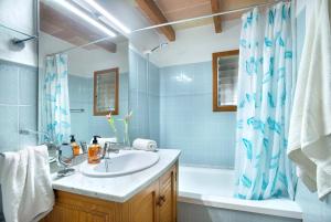 Kúpeľňa v ubytovaní Owl Booking Villa Xisca - 18 min Walk to the Old Town