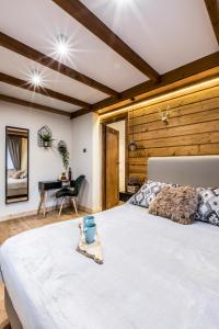 Postel nebo postele na pokoji v ubytování Apartamenty ForRest Nowotarska