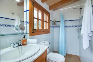 Kúpeľňa v ubytovaní Owl Booking Villa Xisca - 18 min Walk to the Old Town
