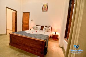 En eller flere senge i et værelse på Nuwara Wewa Holiday Resort