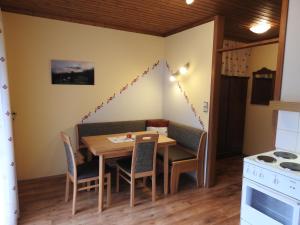 una cucina e una sala da pranzo con tavolo e sedie di Bauernhof Moar a Kernhof