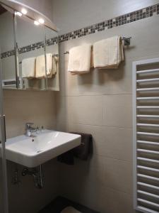 un bagno con lavandino, specchio e asciugamani di Bauernhof Moar a Kernhof