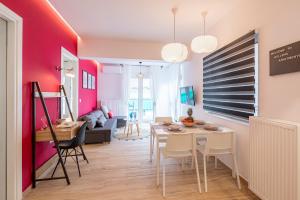 jadalnia i salon ze stołem i krzesłami w obiekcie Aphrodite Apartment w Atenach