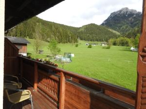 Vista generica sulle montagne o vista sulle montagne dall'interno dell'appartamento