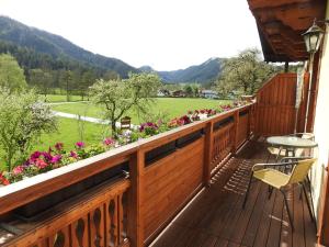 un ponte di legno con fiori e una sedia di Bauernhof Moar a Kernhof Altre 18 foto
