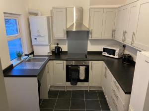 Kuchyň nebo kuchyňský kout v ubytování Newcastle Apartment 3 - Free Parking