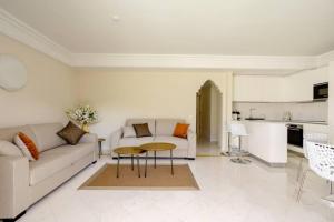 ein Wohnzimmer mit einem Sofa und einem Tisch in der Unterkunft New Apartment Sherezade Tenerife in Puerto de la Cruz