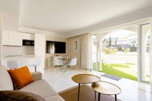 ein Wohnzimmer mit einem Sofa und einem Tisch in der Unterkunft New Apartment Sherezade Tenerife in Puerto de la Cruz