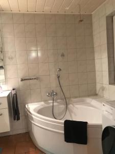 Ένα μπάνιο στο Schöne Wohnung mit abgeschlossenem Grundstück zentral und ruhig