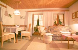 uma sala de estar com um sofá e uma mesa em Gästehaus Gschwendtner - Chiemgau Karte em Inzell