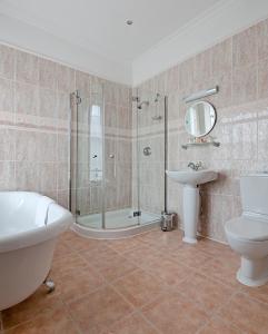Ванна кімната в Milford Hall Hotel - Hotel Under Renovation, new bedrooms from 01st June