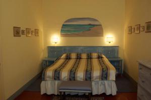 ルッカにあるPalazzo Tucci Apartmentsのベッドルーム1室(壁に絵画が描かれたベッド1台付)