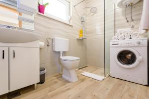 Koupelna v ubytování APARTMAN ANA, METKOVIĆ + 29 fotografií