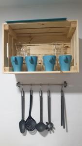 uma prateleira com ferramentas e utensílios em La Casita de Guille em Montejaque