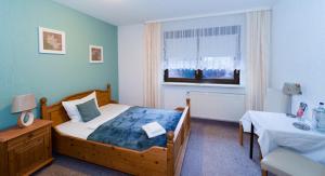 niewielka sypialnia z łóżkiem i oknem w obiekcie Bestwaner Hotel w mieście Bestensee