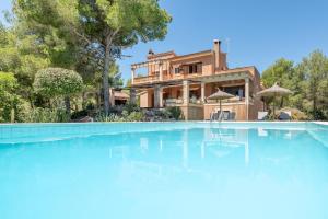 duży basen przed domem w obiekcie Finca Bosc de Can Alou by Mallorca House Rent w mieście Felanitx
