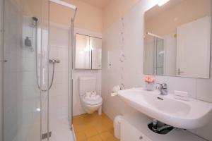 A bathroom at Apartments Gelsomino, Orchidea and Magnolia