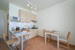 A kitchen or kitchenette at Apartments Gelsomino, Orchidea and Magnolia